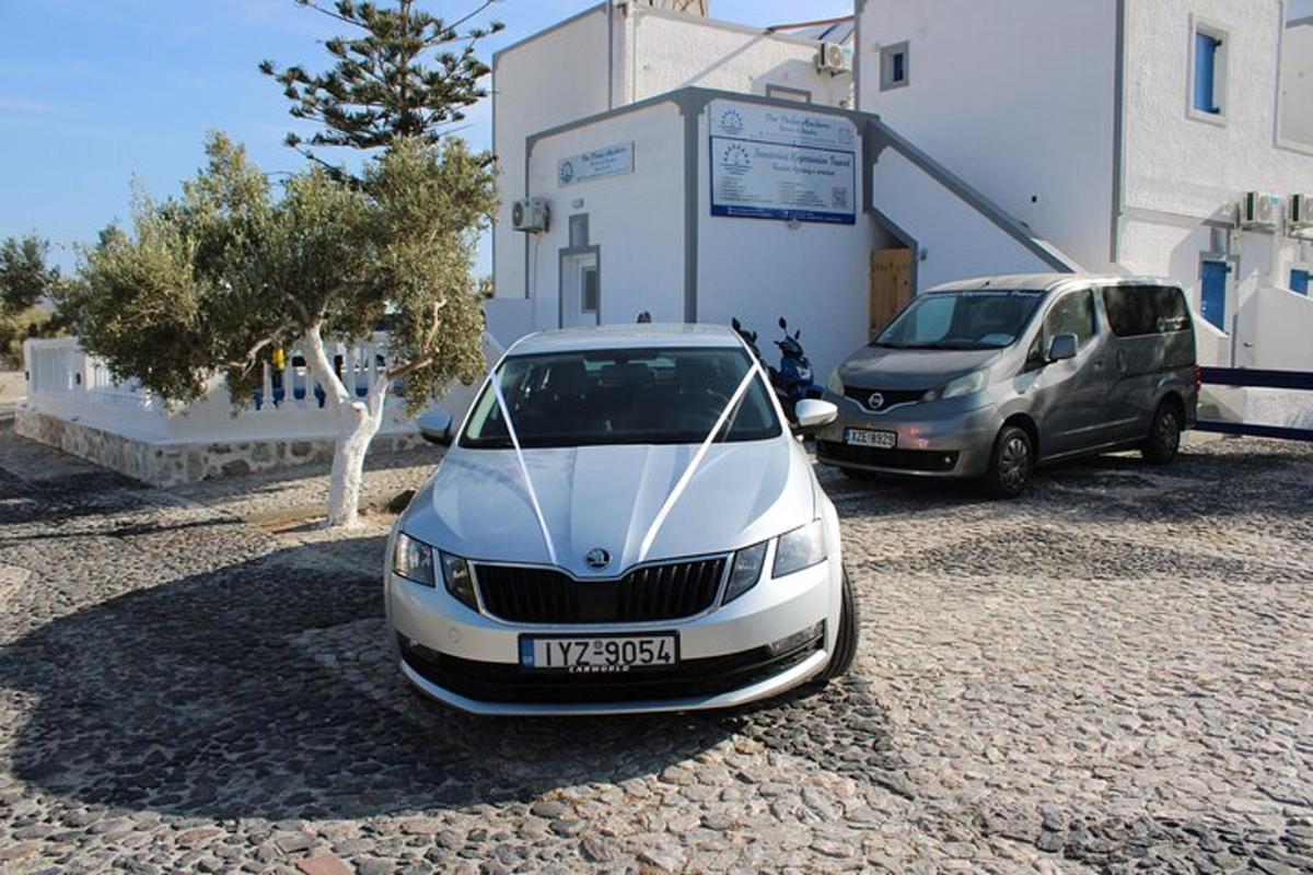valge auto pargitud hoone ette