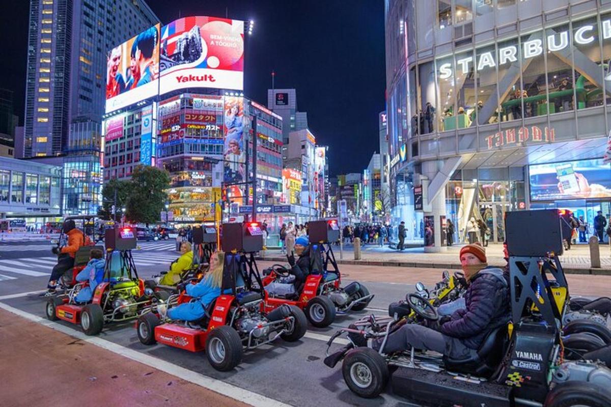 un gruppo di persone che guidano quad su una strada cittadina