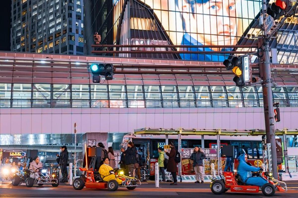 un gruppo di scooter parcheggiati davanti a un edificio