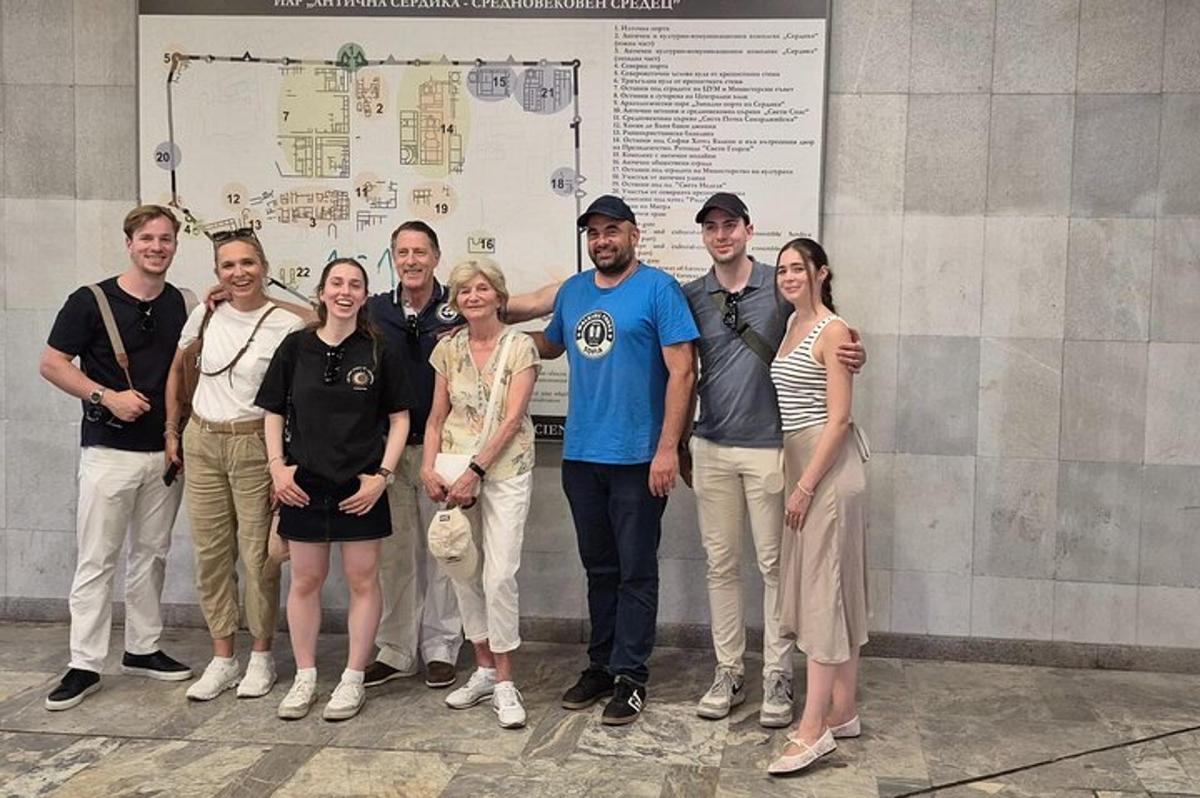 un gruppo di persone in piedi davanti a un muro