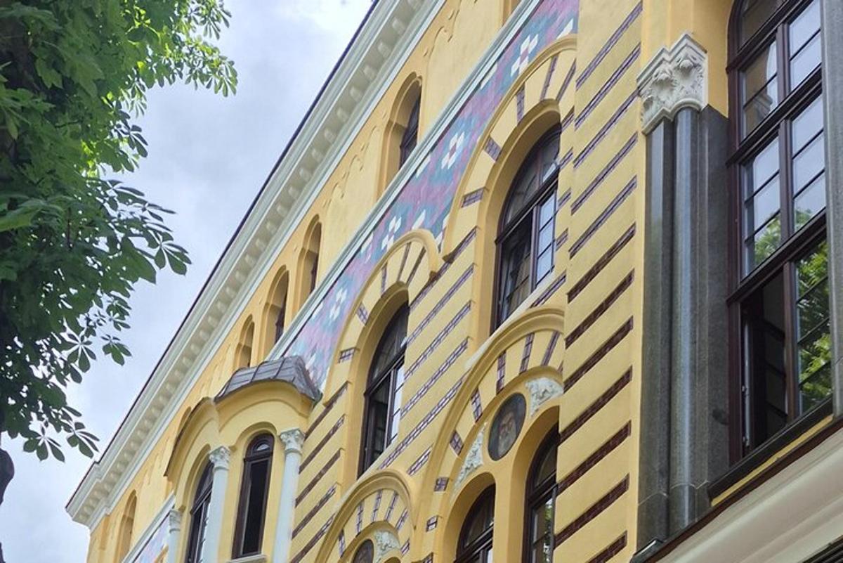 sebuah bangunan kuning dengan graffiti di sisinya