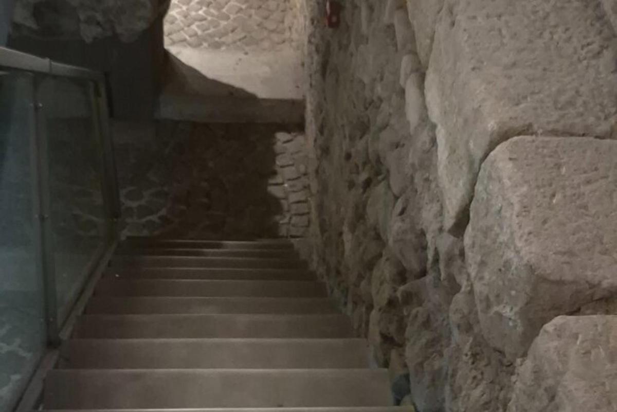 schodiště v kamenné budově s kamennou zdí