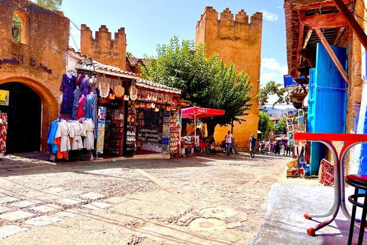 شارع به متجر يعرض الملابس