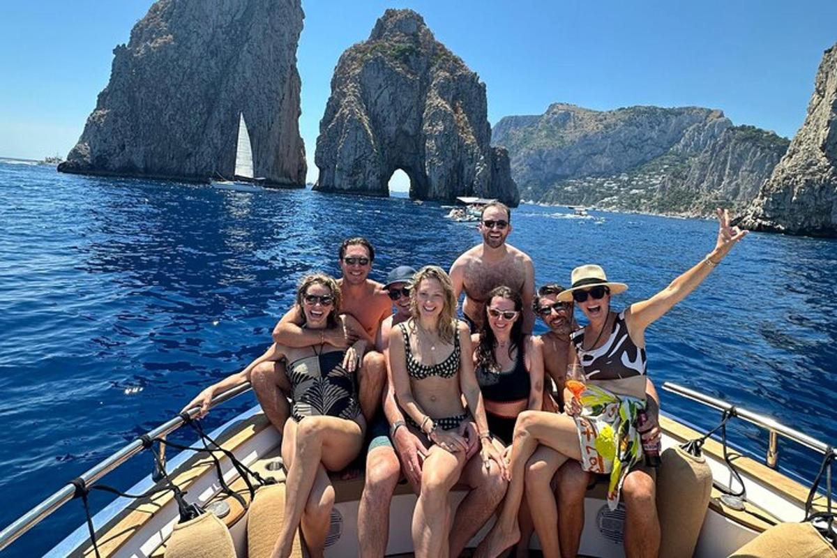grupp inimesi ujumisriietes paadis vees