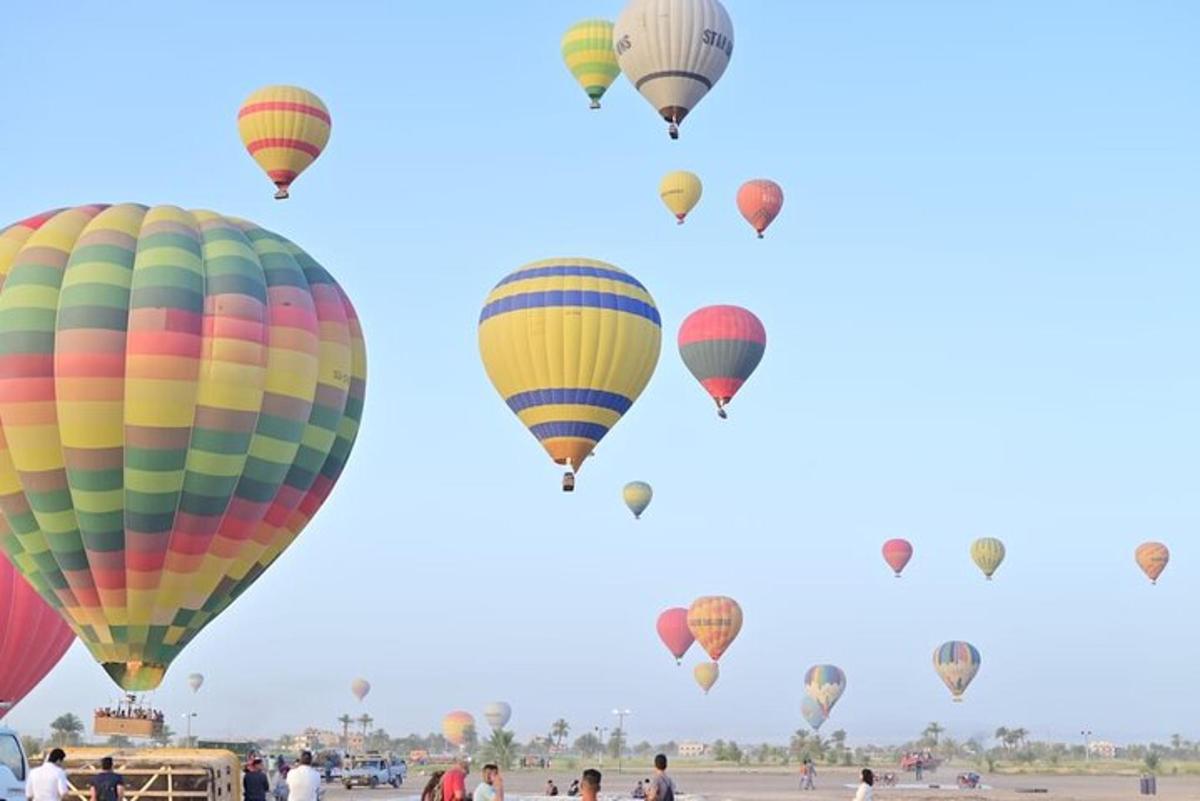 un grup de baloane cu aer cald pe cer
