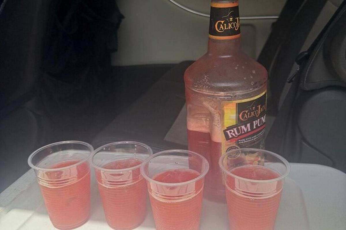 sekumpulan gelas dengan sebotol minuman