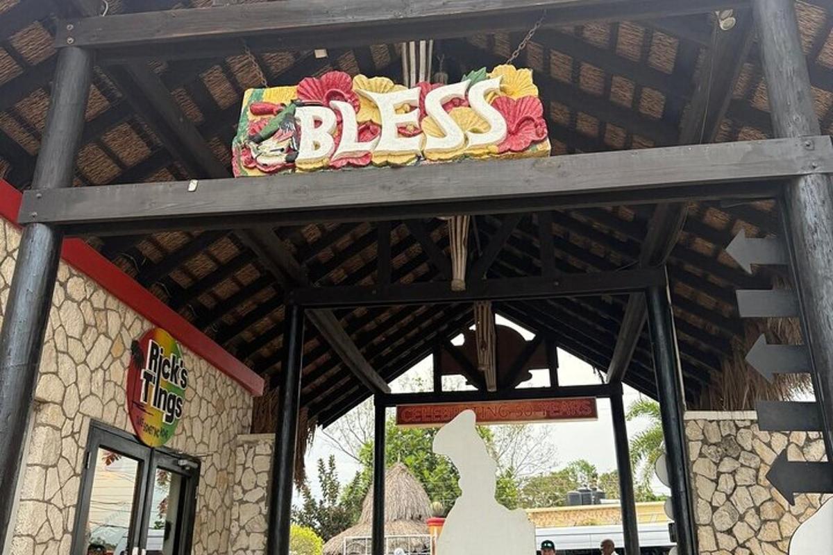 papan tanda di hadapan sebuah restoran