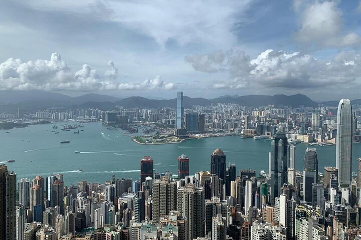 una vista aerea di una grande città con edifici
