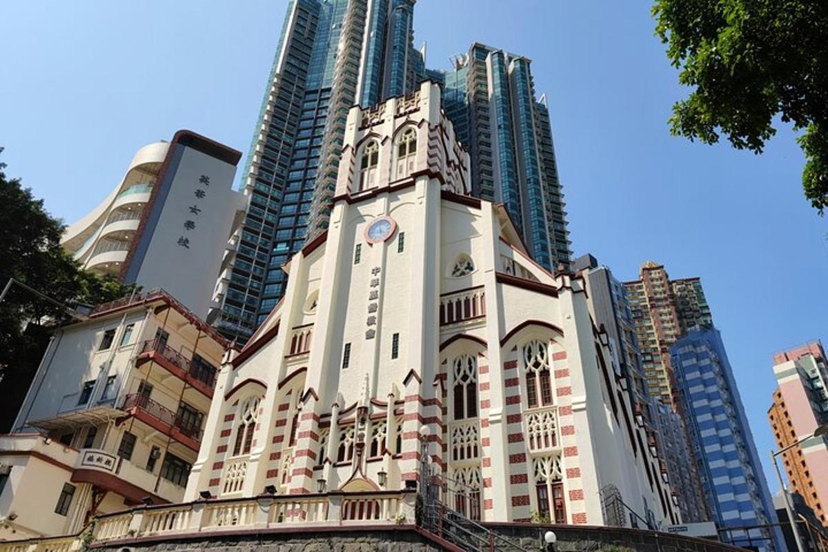 un edificio con una torre dell'orologio di fronte a edifici alti