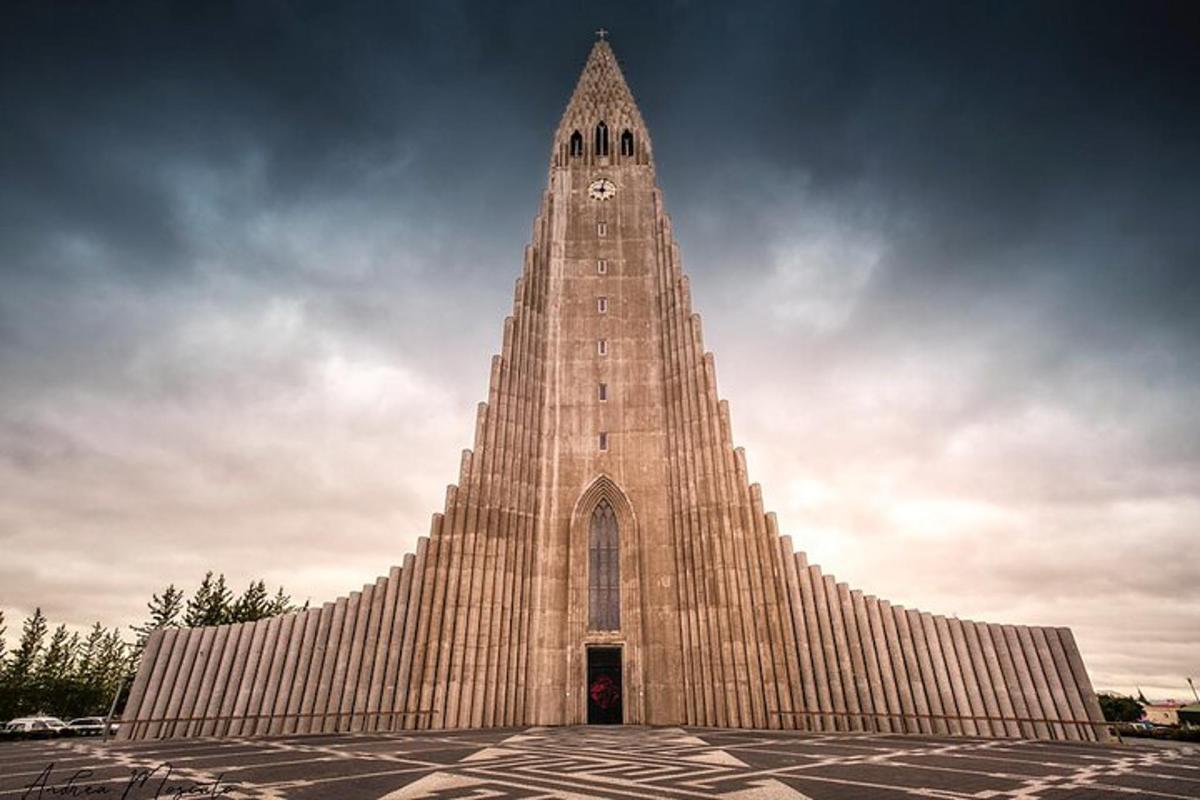 Un gran edificio con una torre con un reloj.