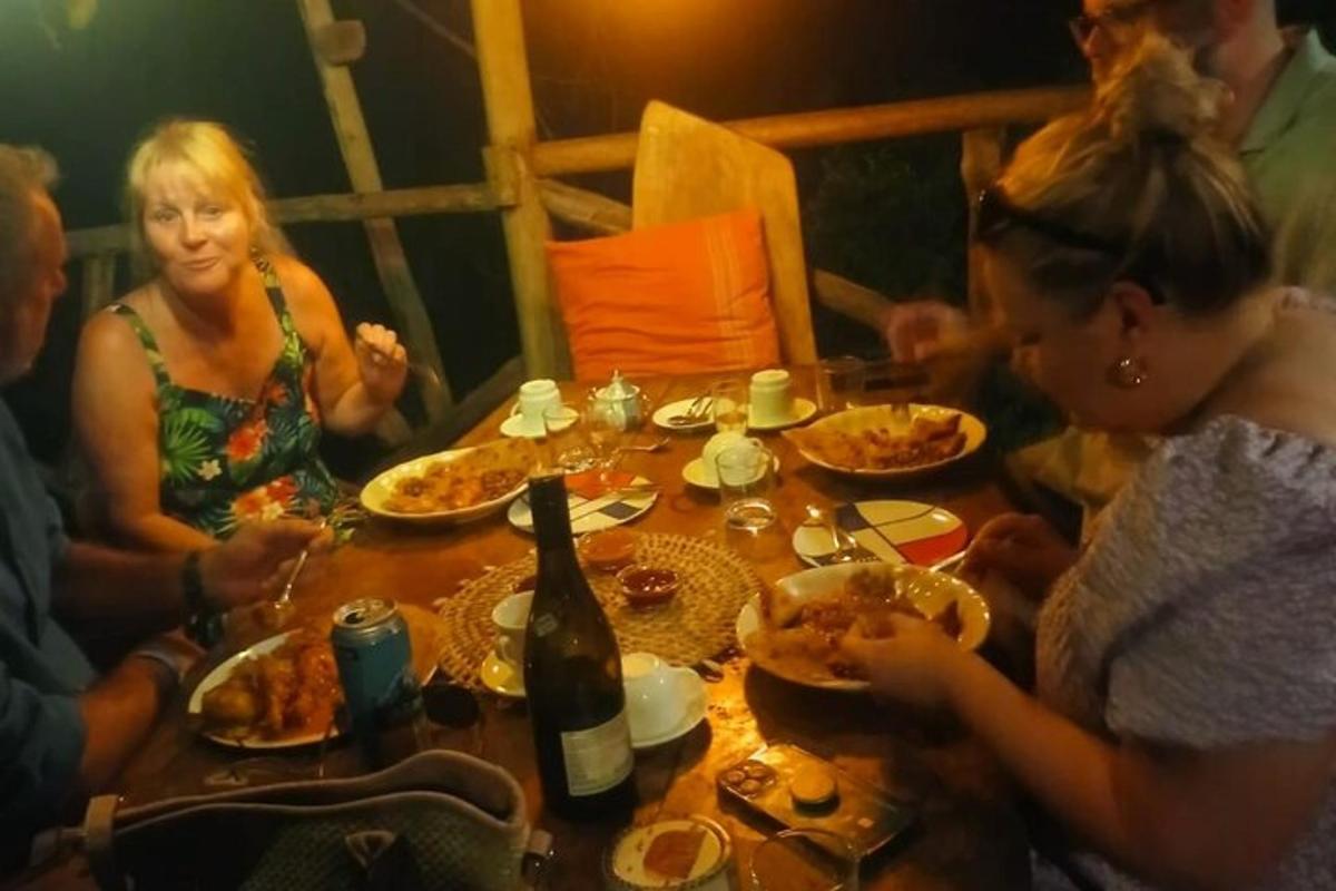 Un grupo de personas sentadas alrededor de una mesa comiendo comida