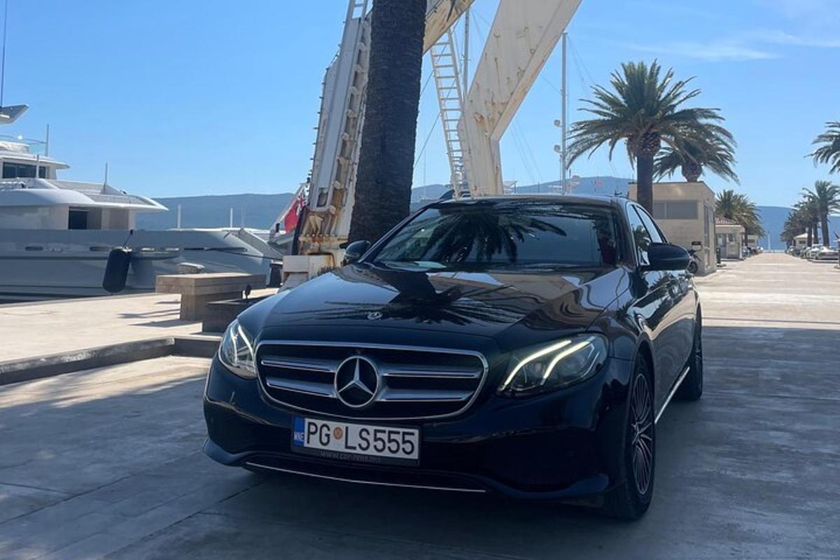 modré auto zaparkované na parkovišti