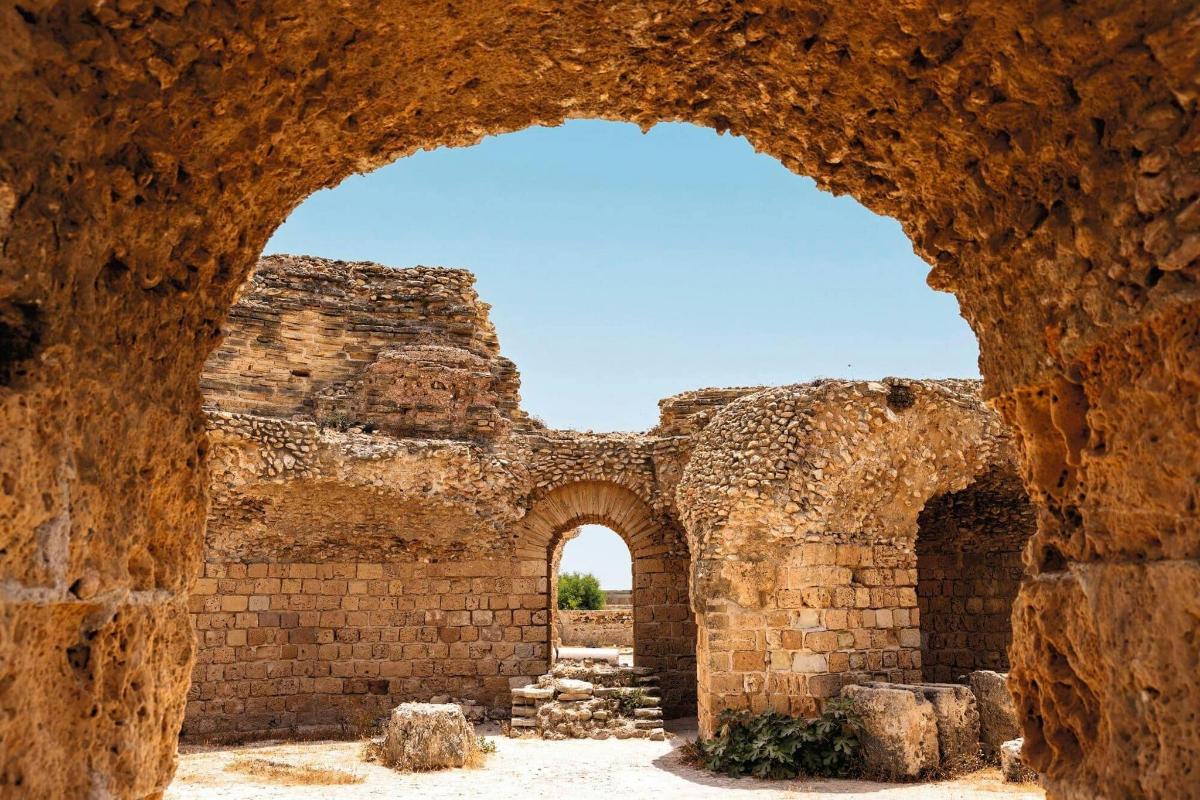 an old brick building with an archway