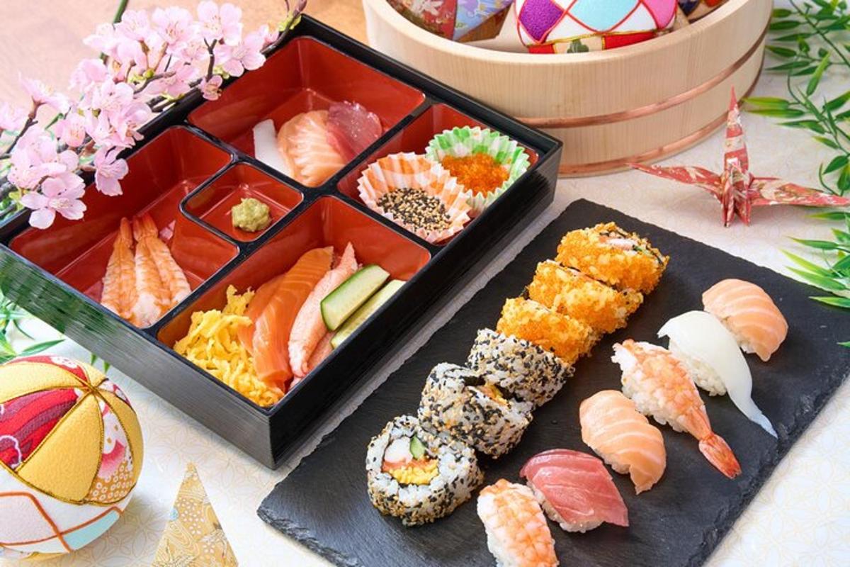ถาดซูชิและอาหารอื่น ๆ บนโต๊ะ