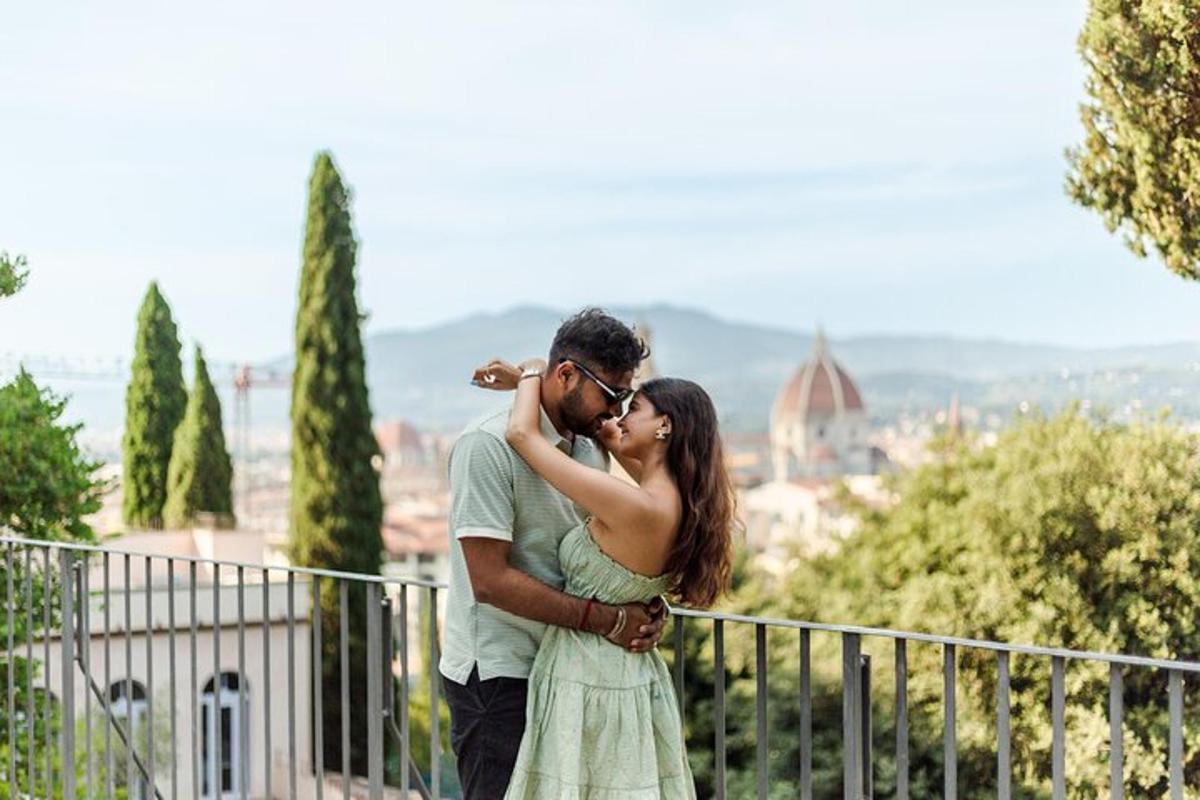 un uomo e una donna in piedi uno accanto all'altro che si baciano