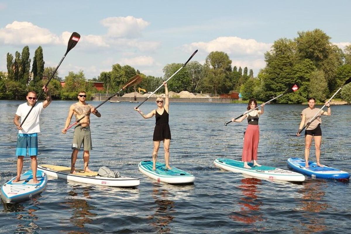 skupina lidí na paddleboardech ve vodě