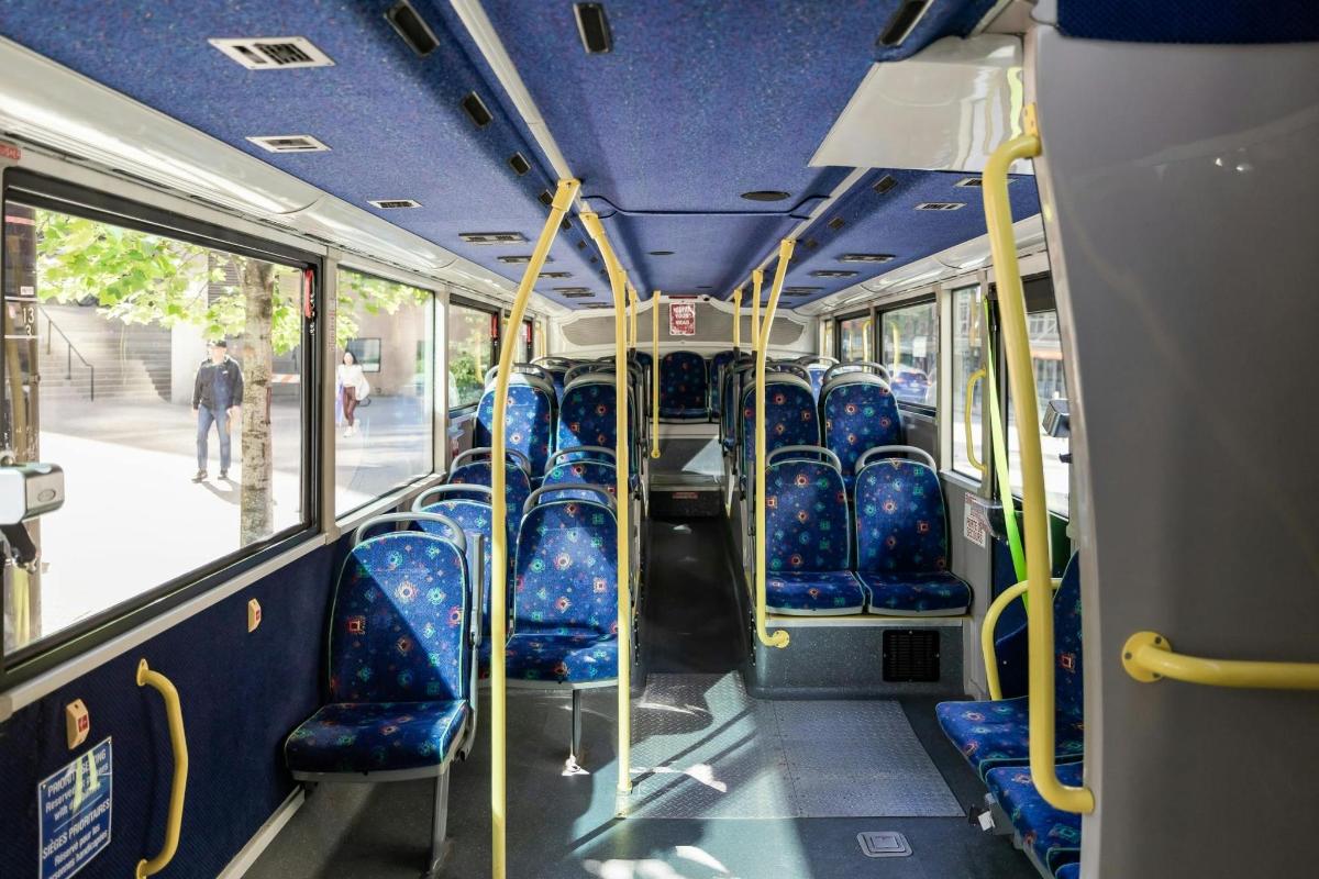 un autobus vuoto con sedili blu su un autobus