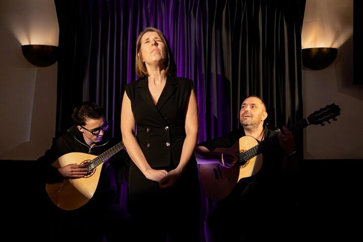 una dona dreta entre dos homes tocant guitarres