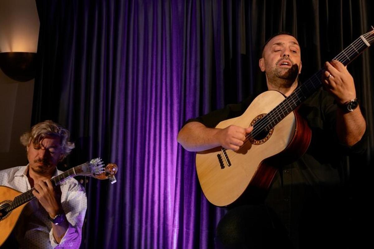 un home tocant una guitarra i un altre home tocant una guitarra
