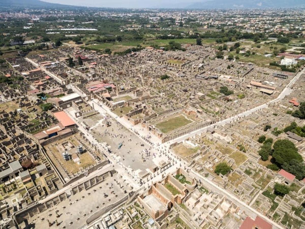 zračni pogled na veliko mesto z zgradbami