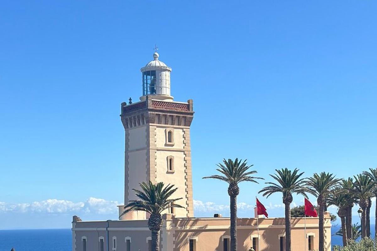 Un faro en lo alto de un edificio con palmeras.