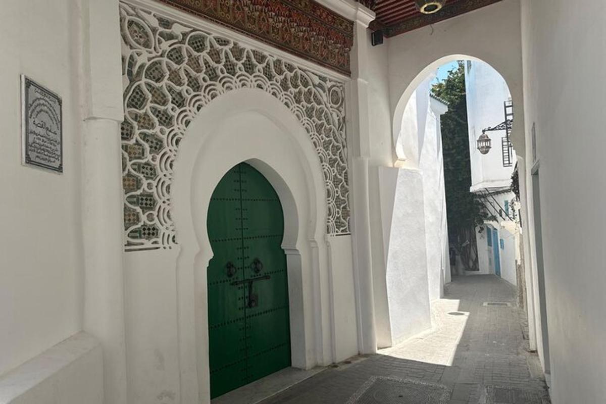 Un arco con una puerta verde en un edificio.