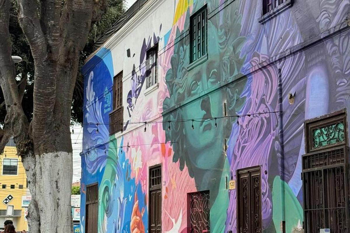 o clădire cu o pictură murală colorată pe lateral