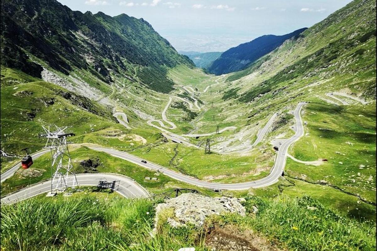 klikatá horská cesta v údolí s horami