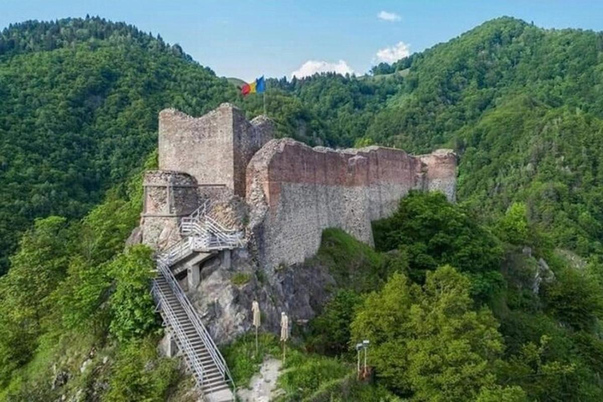 starý hrad na úbočí hory