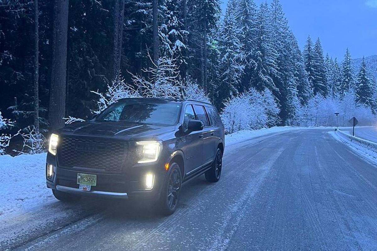 một chiếc SUV màu đen đang lái trên con đường phủ đầy tuyết