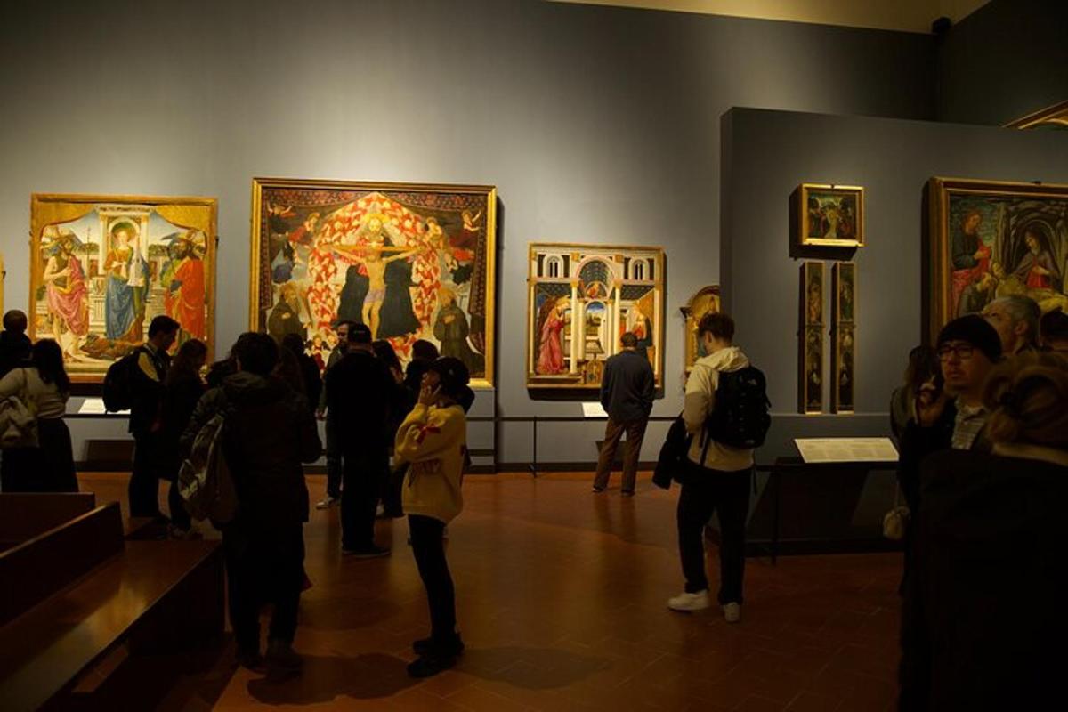 sekumpulan orang di muzium melihat seni