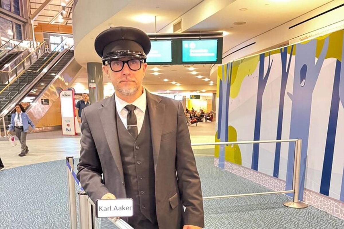 um homem usando um chapéu, terno e gravata