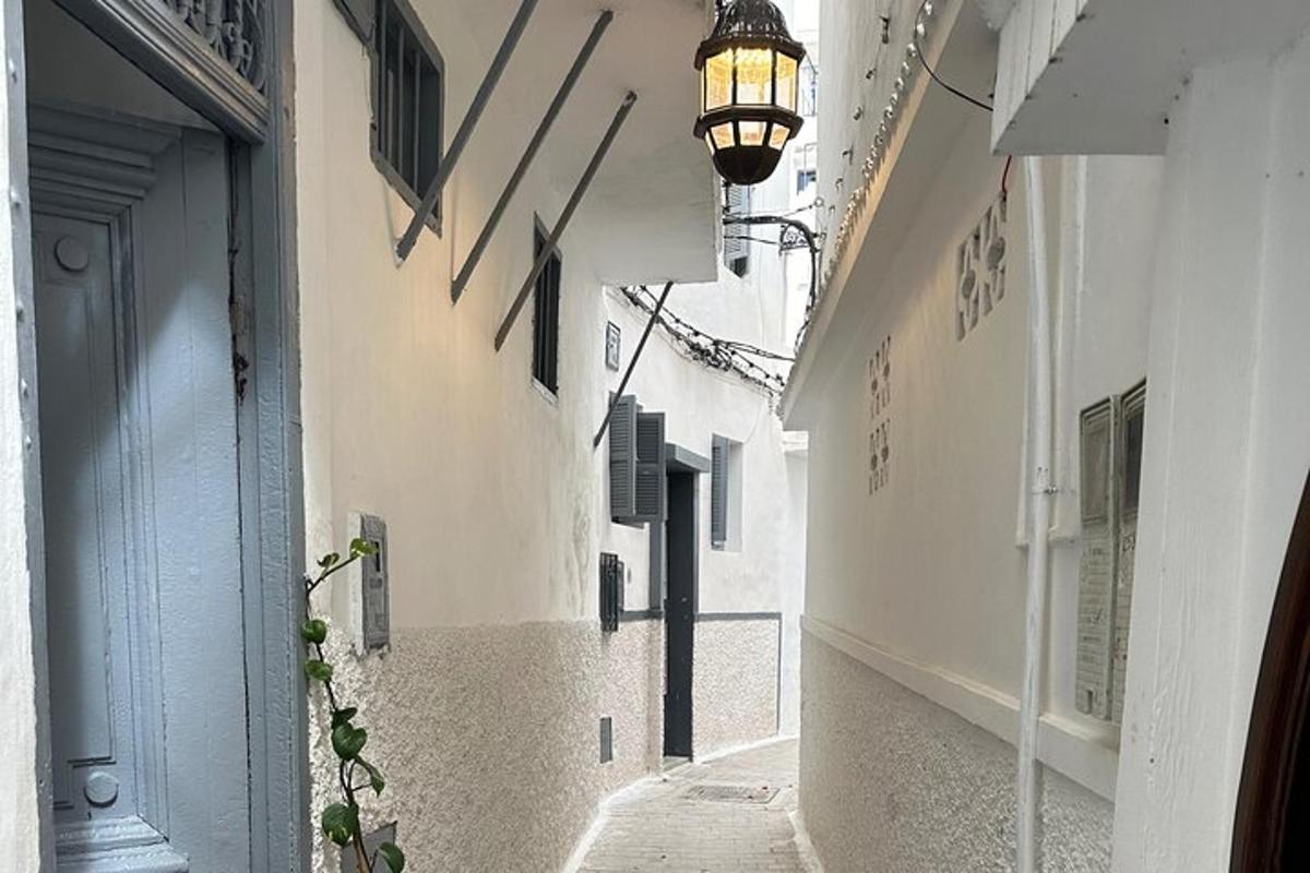 um beco com uma luz na lateral de um prédio