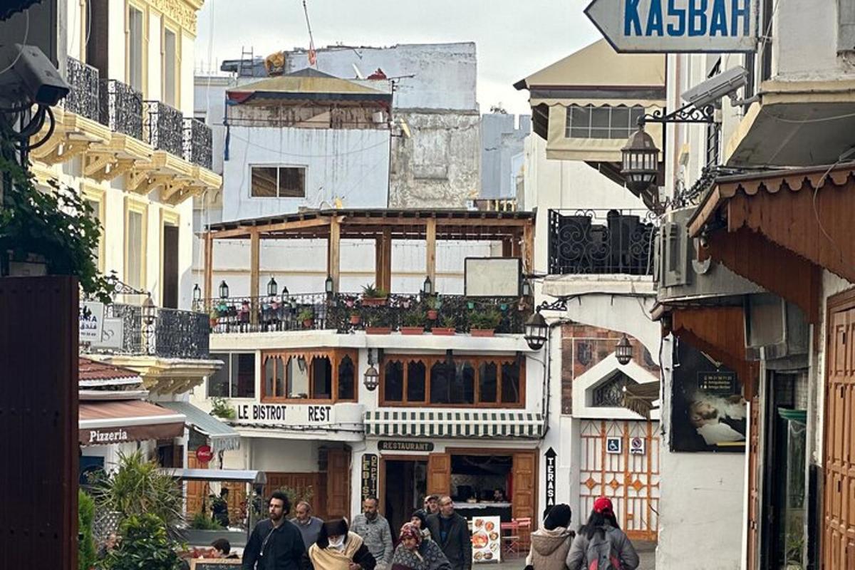 um grupo de pessoas caminhando por uma rua da cidade