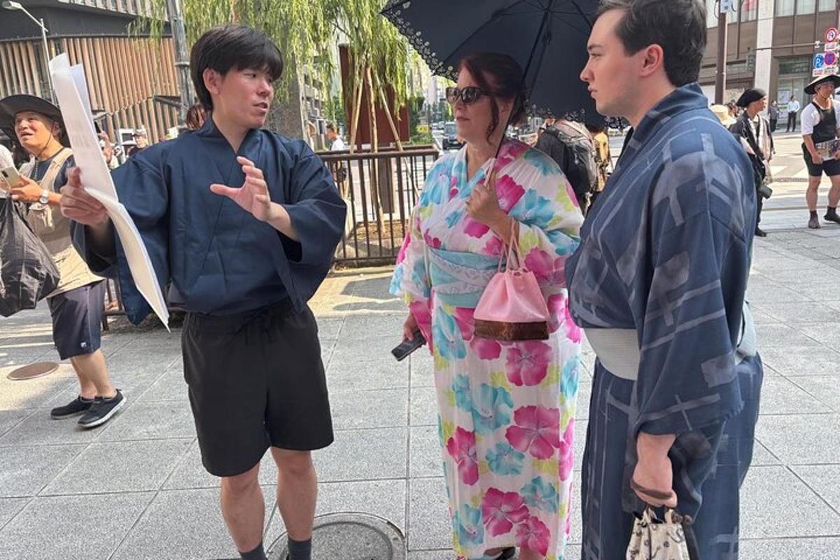 een vrouw in een kimono die naast een man staat