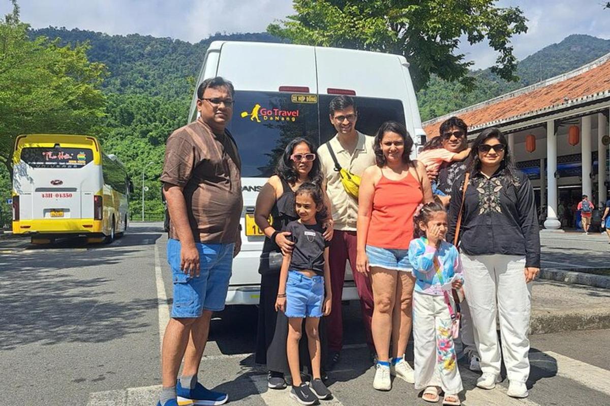 un gruppo di persone in piedi davanti a un furgone