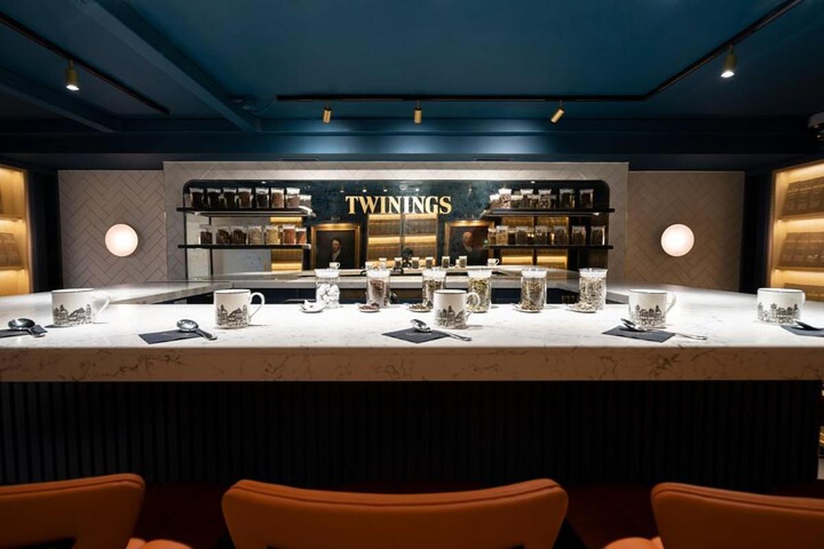 bar v restauraci se stolem a židlemi