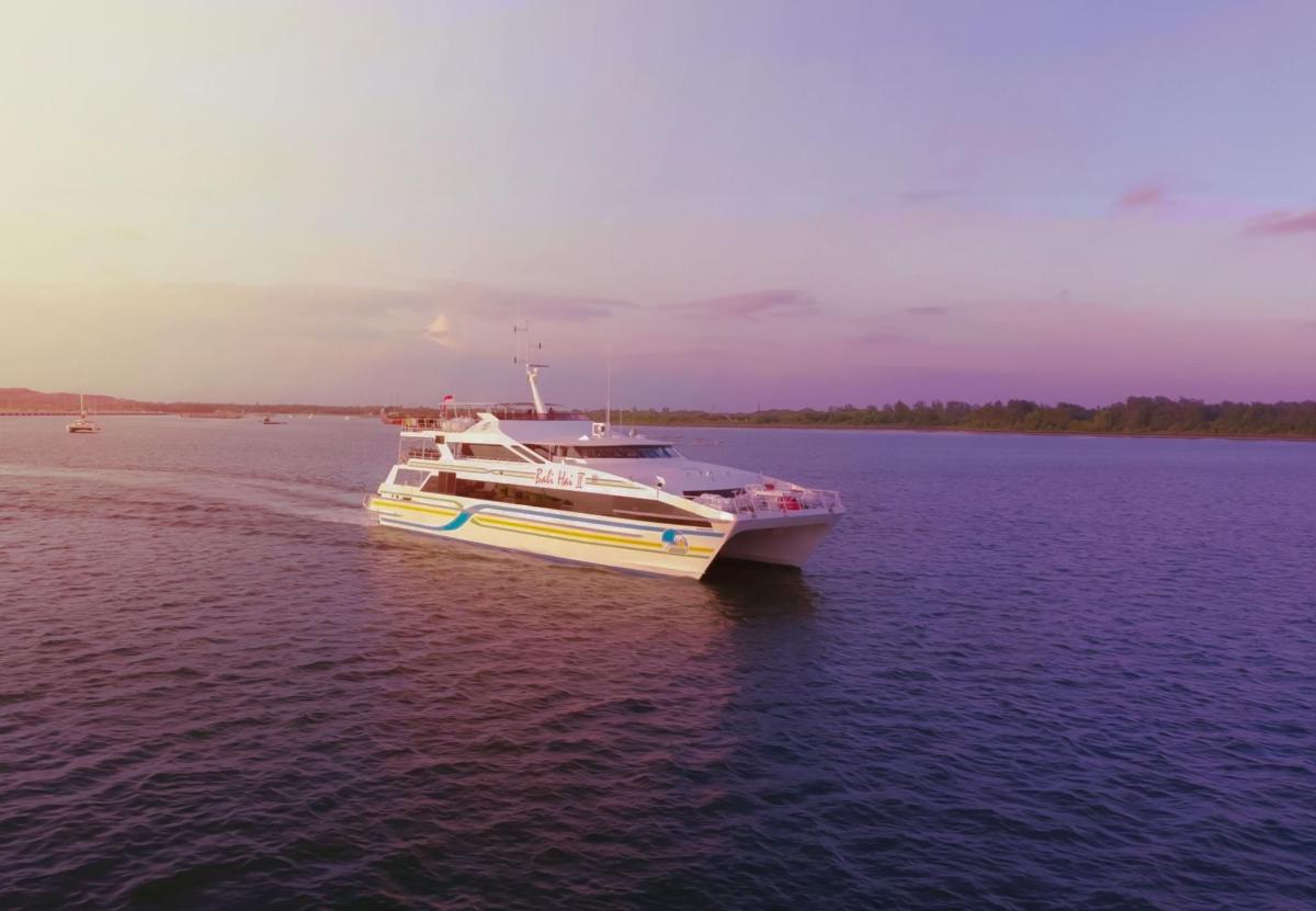 un barco en medio del agua