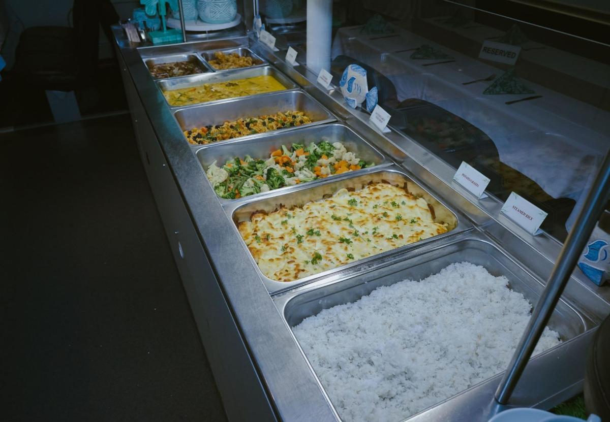 pizzákból és tálcás rizsből álló büfésor