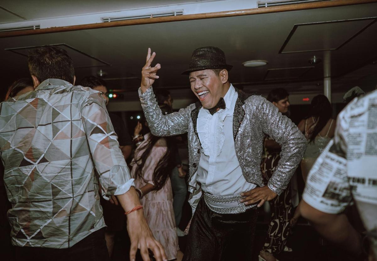 un hombre con sombrero bailando en una fiesta