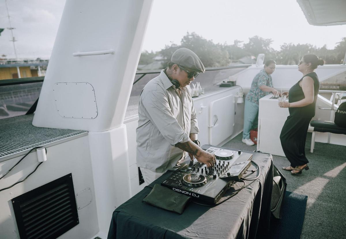 un grupo de personas de pie en un barco