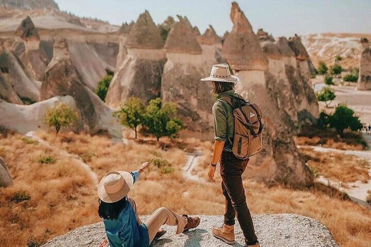 due persone in piedi su una roccia che guardano un canyon