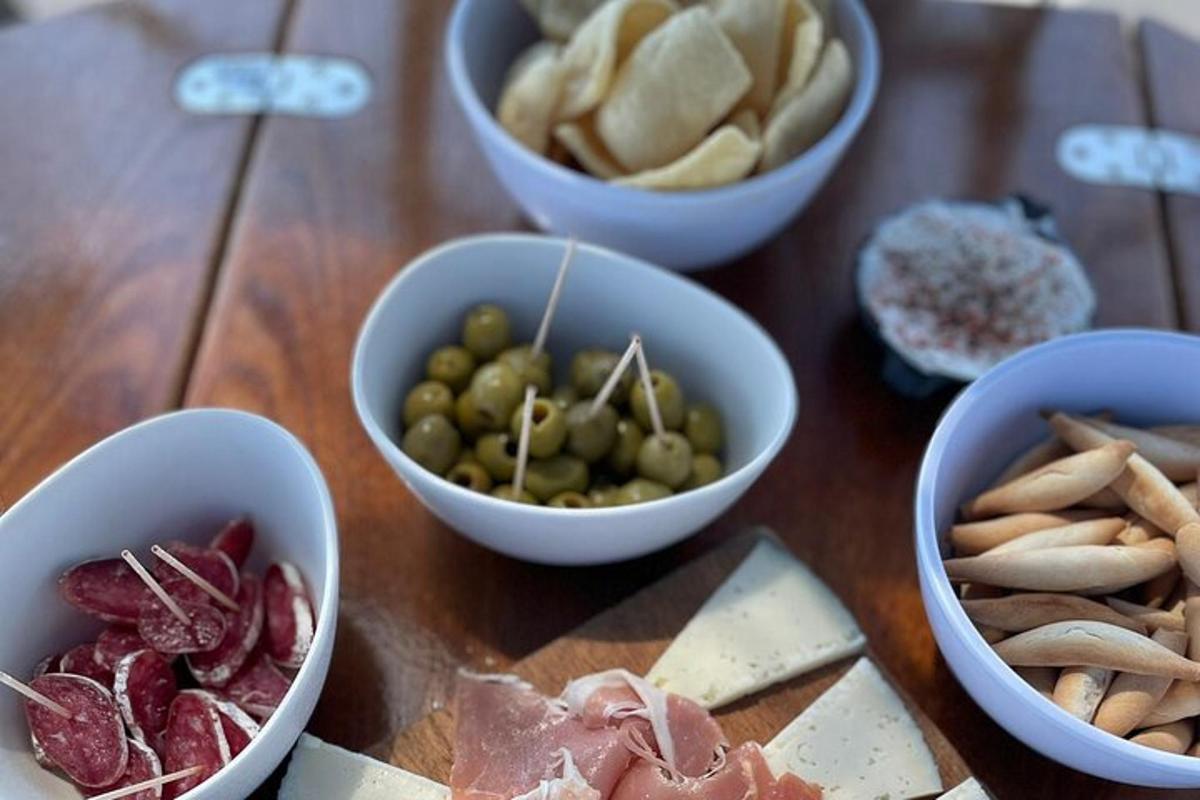 un tavolo di legno con ciotole di diversi tipi di cibo