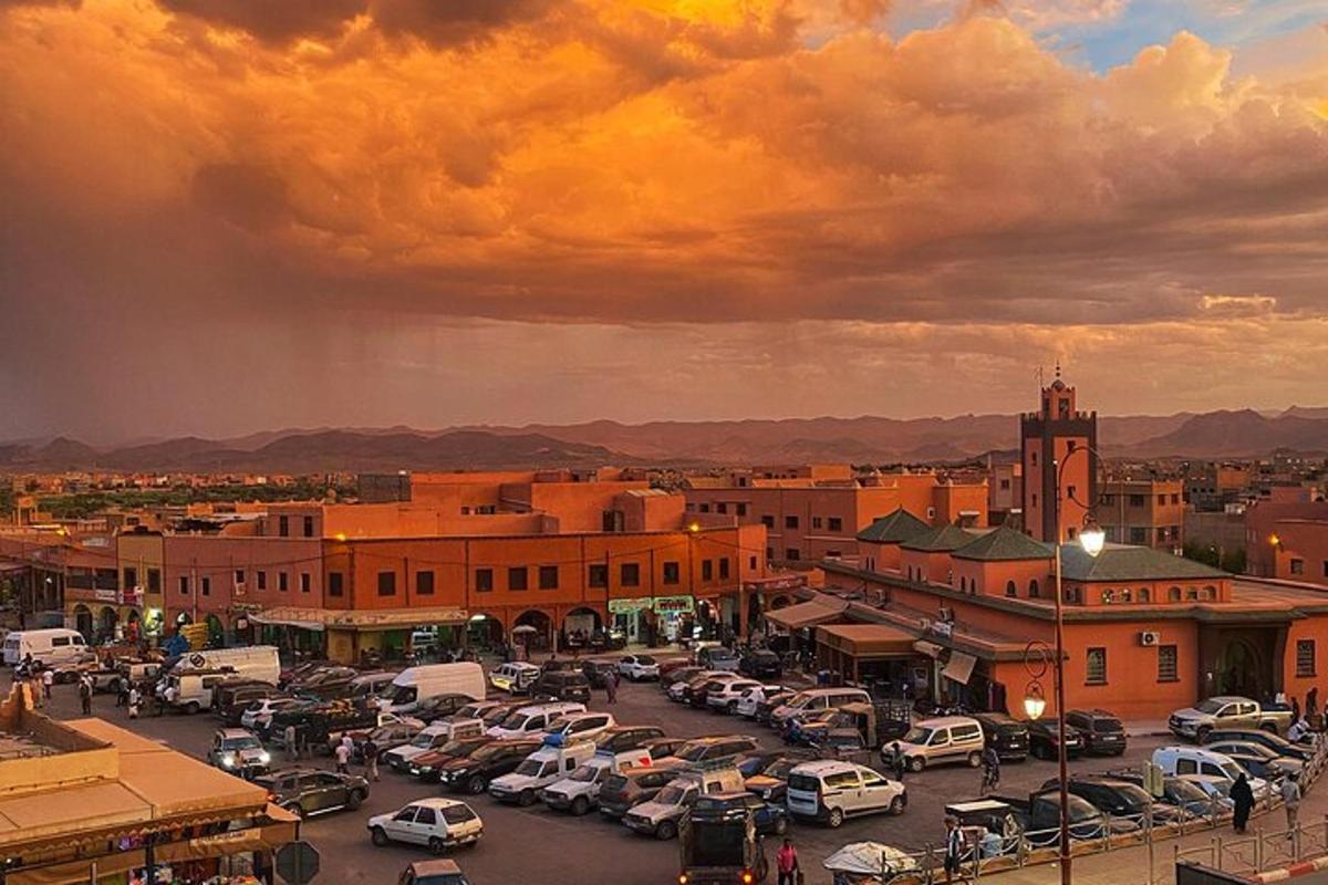 一座停车场里停满了汽车的城市