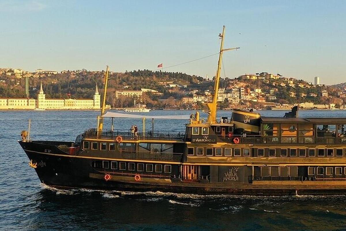 un gran barco en el agua de un río