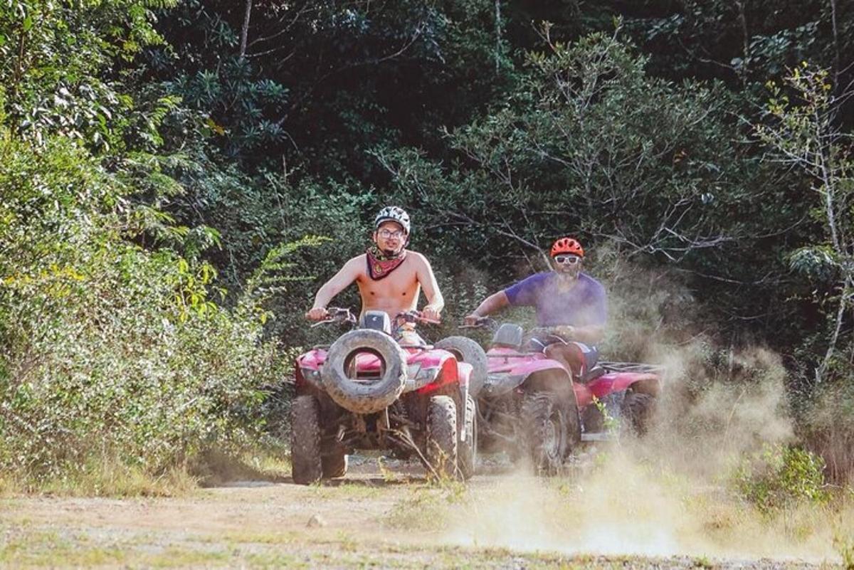 Δύο άντρες οδηγούν ATV σε χωματόδρομο