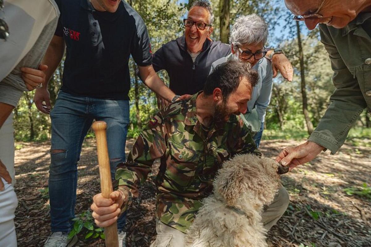 Ένας άντρας χαϊδεύει έναν σκύλο σε μια ομάδα ανθρώπων