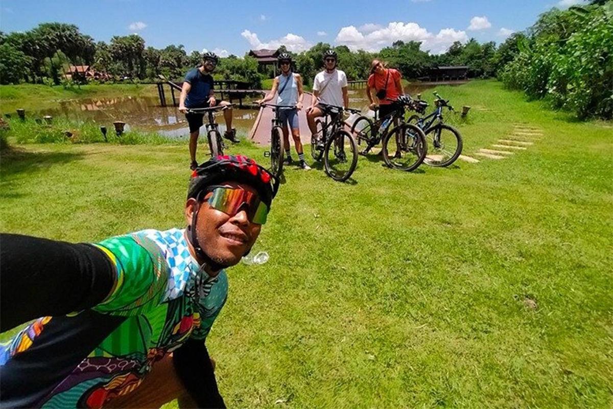 Un grupo de personas montando en bicicleta en el césped.