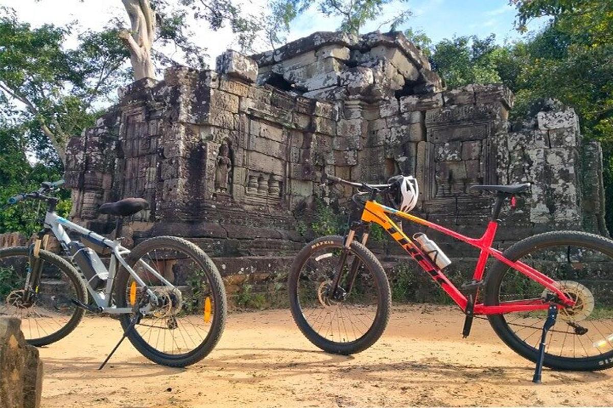 Dos bicicletas estacionadas frente a un edificio