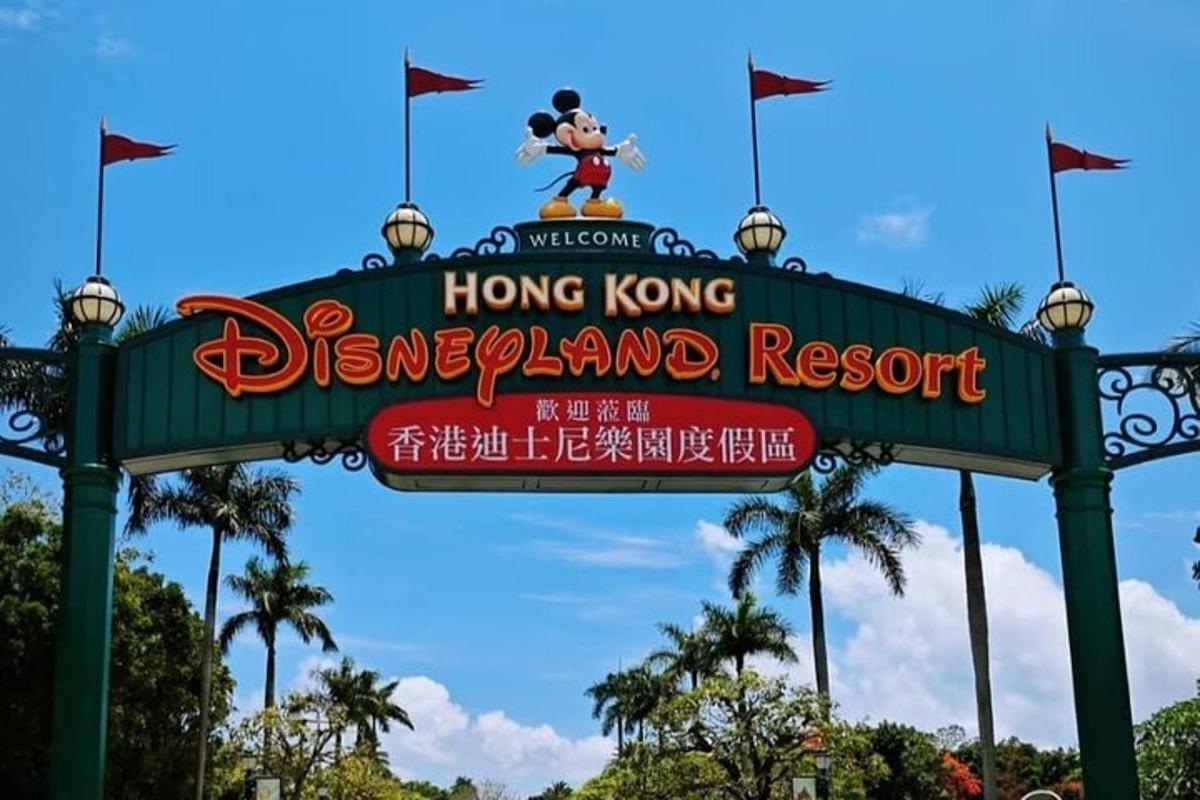 skilti fyrir Disneyland dvalarstaðinn í Hong Kong